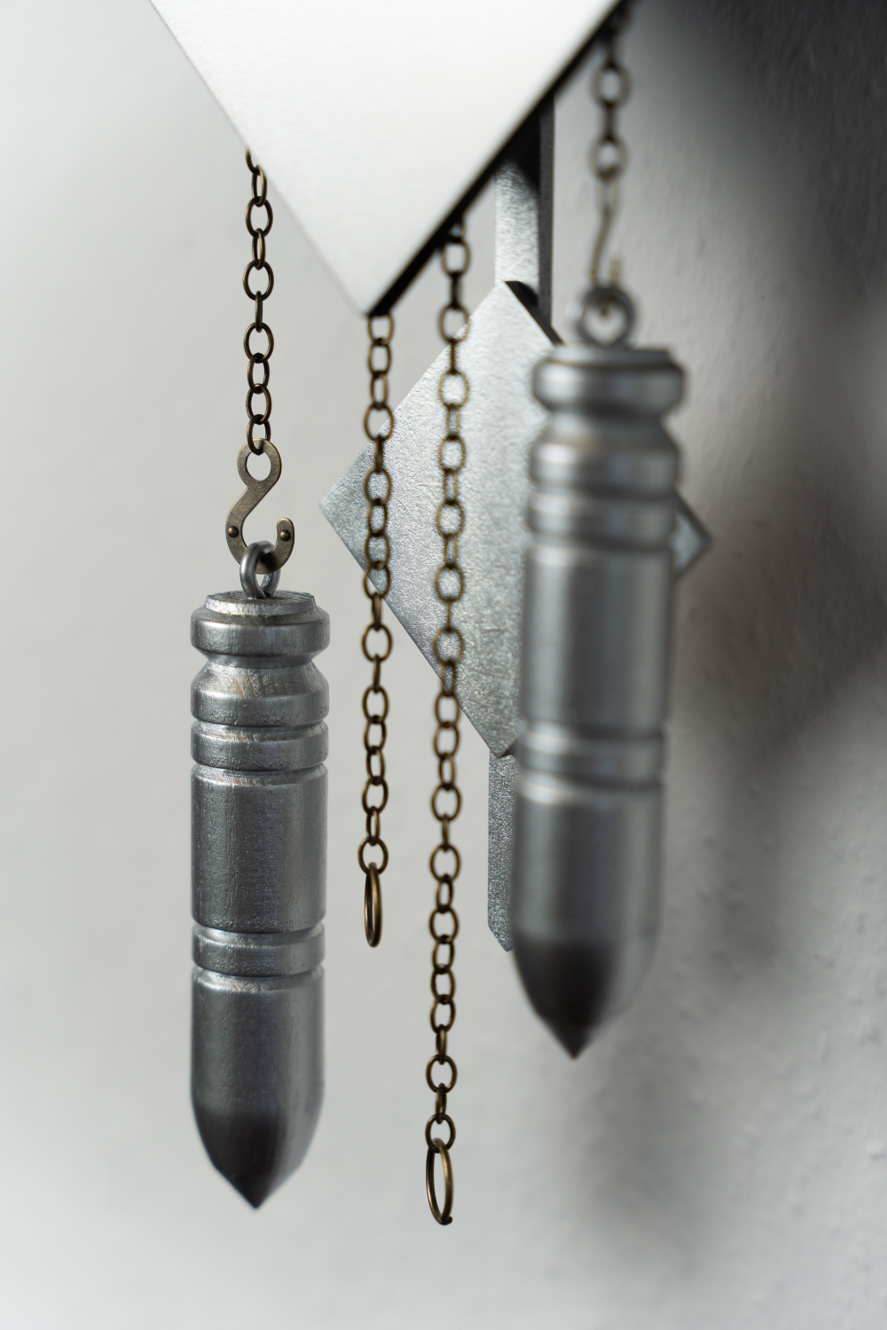 Moderne Kuckucksuhr - Schwarz/Silber-Gewichte