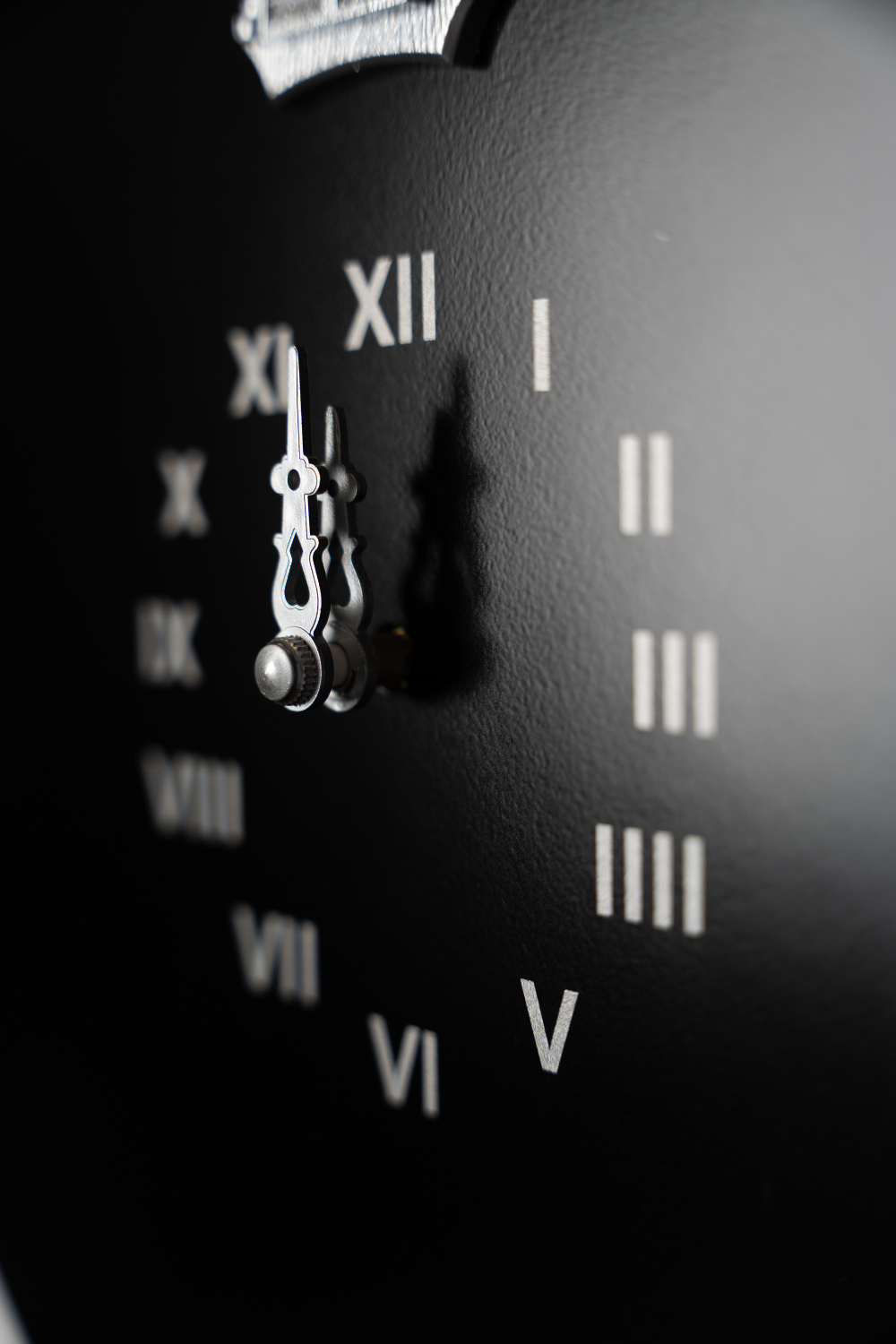 Moderne Kuckucksuhr - Schwarz/Silber-Zeiger