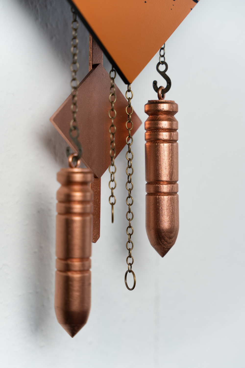 Moderne Kuckucksuhr - Schwarz/Kupfer-Gewichte-Pendel