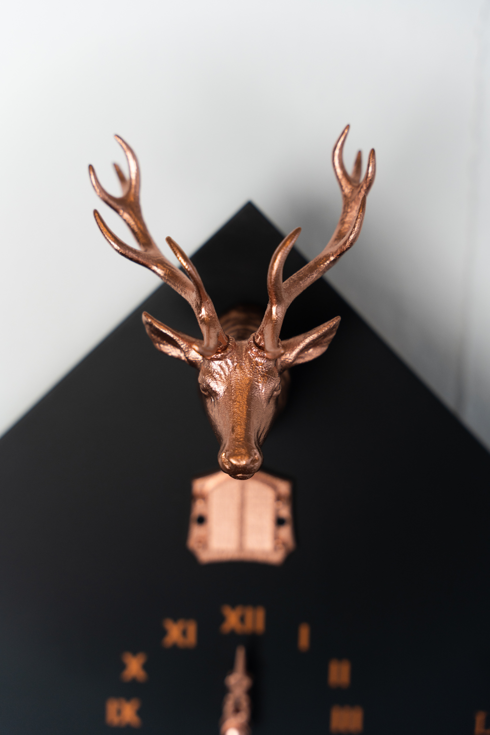 Moderne Kuckucksuhr - Schwarz/Kupfer-Hirschkopf