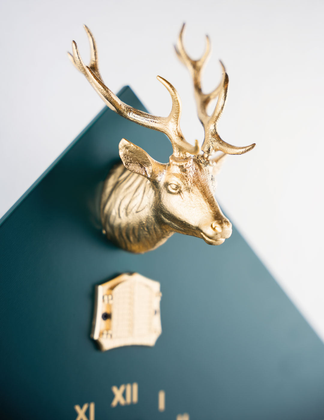 Moderne Kuckucksuhr - Blaugrün-Gold-Hirschkopf