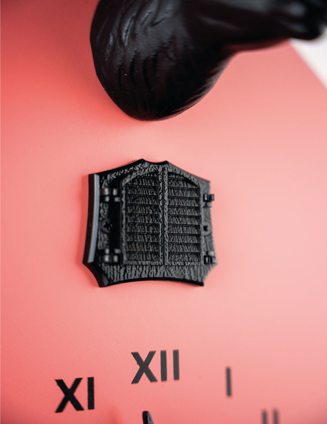 Moderne Kuckucksuhr - Lachs-Schwarz-Kuckucksruf