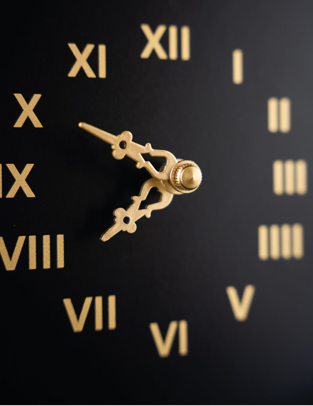 Moderne Kuckucksuhr - Schwarz-Gold-Zifferblatt