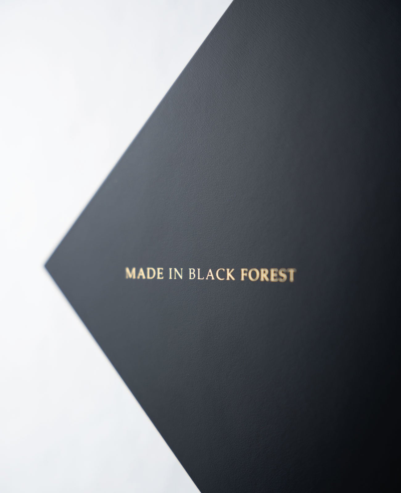 Moderne Kuckucksuhr - Schwarz-Gold-Logo