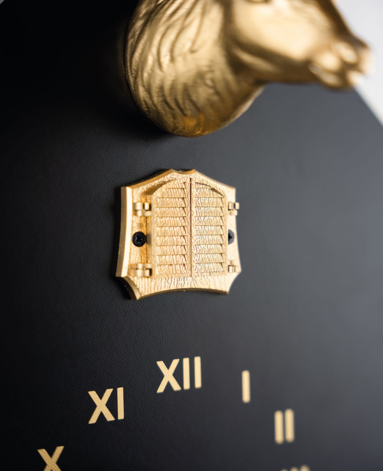 Moderne Kuckucksuhr - Schwarz-Gold-Kuckuckruf