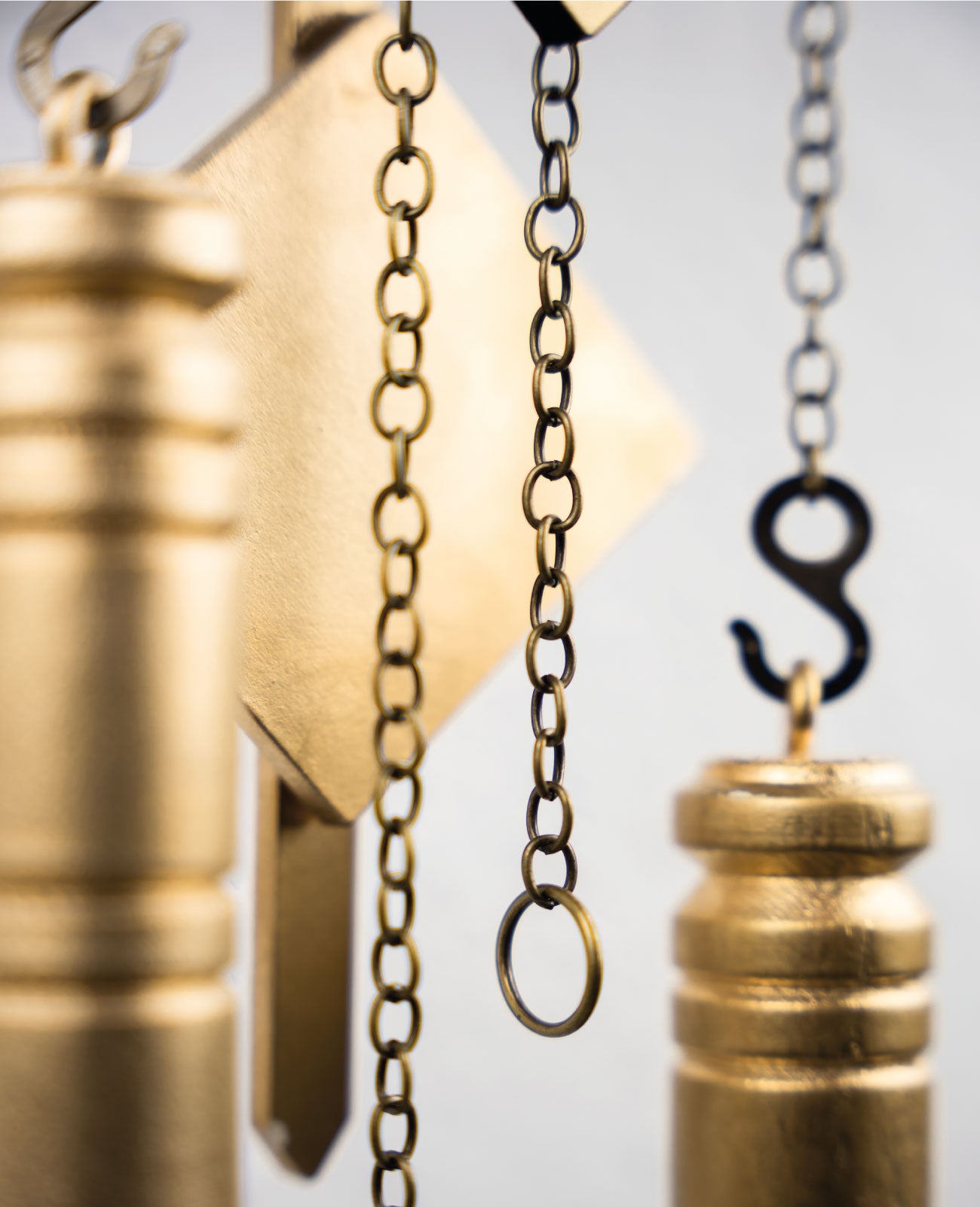 Moderne Kuckucksuhr - Schwarz-Gold-Gewichte