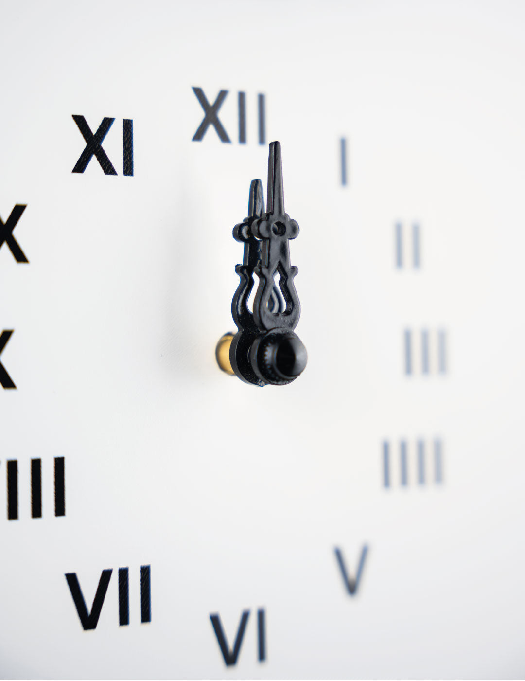 Moderne Kuckucksuhr - Weiß-Schwarz-Zeiger